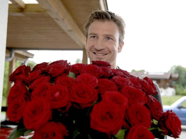 Bild 1 von 14: Im Bild: Hans (Heiko Ruprecht) überrascht seine Klara mit einem großen Rosenstrauß.