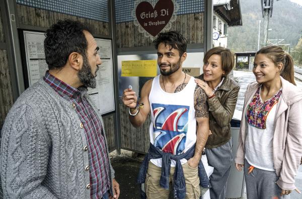 Bild 1 von 1: Überraschung für Toni (Adnan Maral, li.): Seine Ehefrau Anne (Jule Ronstedt) und seine Tochter Franzi (Lena Meckel, re.) stellen ihm Osman Göker (Aram Arami) vor.
