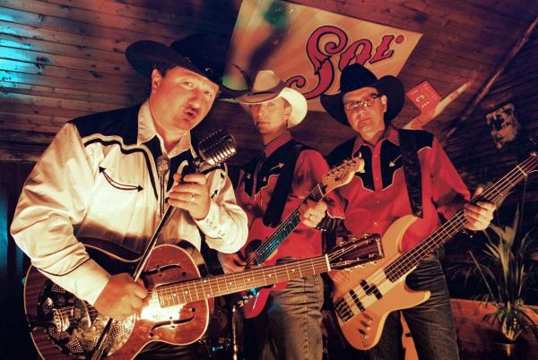 Bild 1 von 17: Harkan Ertas (Aykut Kayacik, l.) liebt seinen Vater und Countrymusik über alles. Der Vater hingegen liebt seinen Sohn, findet Countrymusik aber verwerflich und verbietet seinem Sohn einen Auftritt mit seiner Band. Die Angelegenheit muss schließlich vor Gericht geklärt werden ...