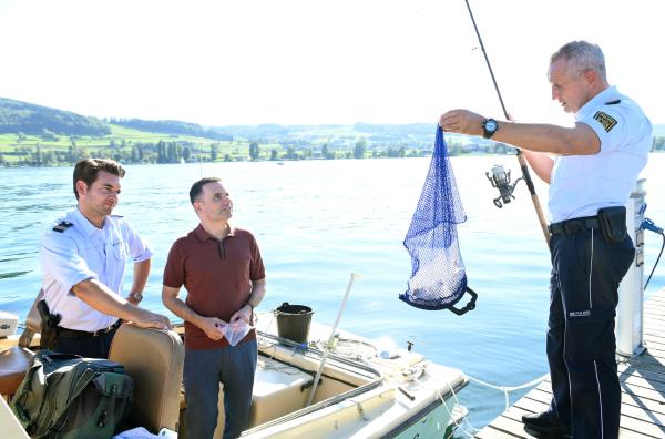 Bild 1 von 1: Jakob Frings (Max König, links) wartet gespannt auf die Erklärung des Schmuckhändlers Florian Arlen (Carsten Strauch, Mitte) zu dem Fund, den sein Kollege Paul Schott (Tim Wilde, rechts) soeben aus dem Wasser gefischt hat.