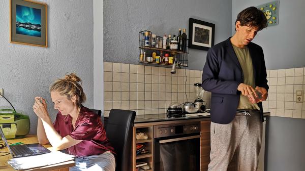Bild 1 von 2: Meike (Marie Burchard) und ihr Mann Heiner (Sebastian Schwarz) arrangieren sich in ihrer Wohnung im Homeoffice.