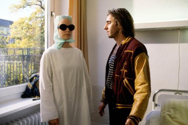 Bild 1 von 5: Uli Fichte (Dieter Landuris, r.) erhält von Sabine Carlsen (Sophie von Kessel, l.) den Auftrag, ihren scheinbar untreuen Ehemann zu beschatten ...