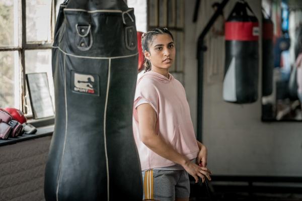 Bild 1 von 5: Auch andere Mitglieder des Boxstudios wie Shirin Persaud (Deepica Stephen) sind entsetzt vom Tod des jungen Boxtalents. Sie können sich zwar nicht erklären warum er sterben musste, aber sie befürchten Schreckliches.