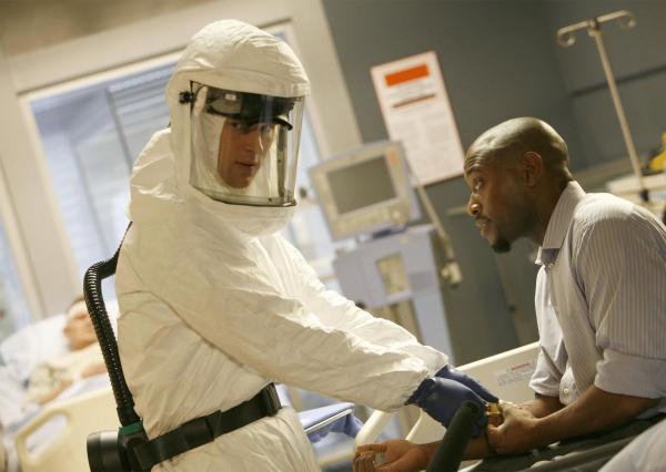 Bild 1 von 20: Dr. Eric Foreman (Omar Epps, r.) muss isoliert werden, da er plötzlich an unerklärlichen Symptomen leidet. Dr. Robert Chase (Jesse Spencer, l.) kümmert sich um seinen Kollegen.