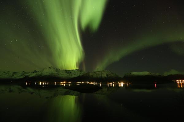 Bild 1 von 4: Aurora Borealis - die spektakuläre Nordlichter tanzen über Nordnorwegens Polarhimmel.