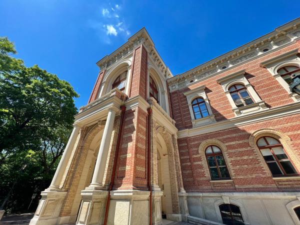 Bild 1 von 1: Im Bild: Die Universitätssternwarte im Cottage.