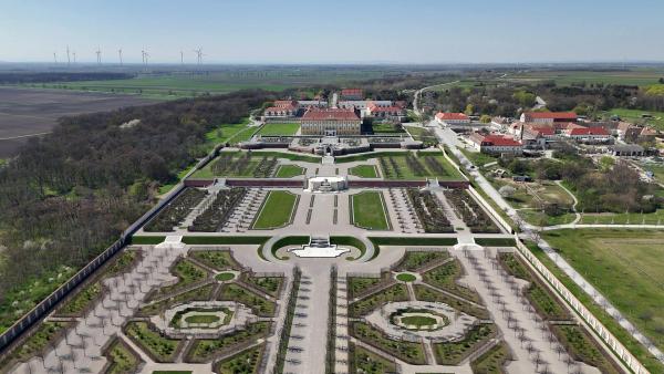 Bild 1 von 10: Im Bild: Schloss Hof - Prinz Eugen von Savoyen ließ das Schloss, nach dem Erwerb 1725  zu einer barocken Schlossanlage umgestalten.