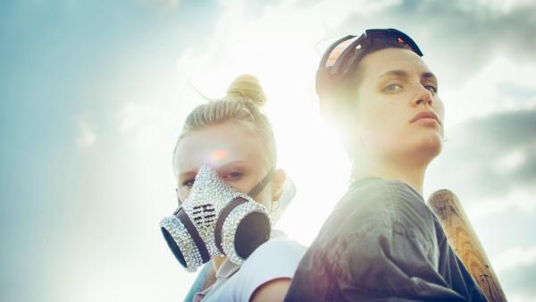 Bild 1 von 4: Vanilla (Maria-Victoria Dragus, l.); Tiger (Ella Rumpf, r.)