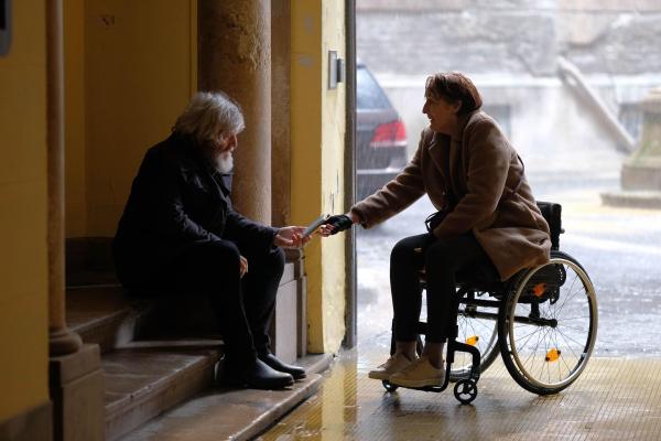 Bild 1 von 6: Julien Baptiste (Tchéky Karyo, l.); Emma Chambers (Fiona Shaw, r.)