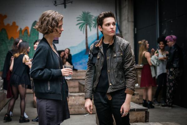 Bild 1 von 8: Greta (Liv Lisa Fries, l.); Baldwin (Sara Serraiocco, r.)