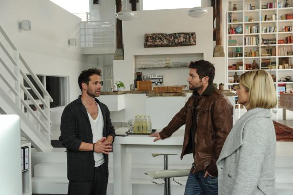 Bild 1 von 6: Martina Seiffert (Astrid M. Fünderich, r.) und Jo Stoll (Peter Ketnath, M.) haben sich bei Andreas Funk (Christian Schmidt, l.), dem Inhaber des Dating-Portals \