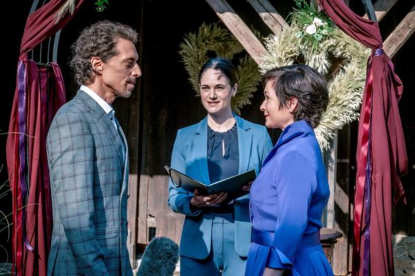 Bild 1 von 24: Im Bild (v.li.): Michael Pink (Tom Tossauer), Stefanie Altenhofer (Standesbeamtin), Katharina Stemberger (Joe Haizinger).