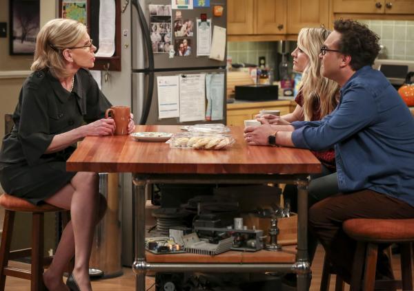Bild 1 von 10: (v.l.n.r.) Dr. Beverly Hofstadter (Christine Baranski); Penny (Kaley Cuoco); Leonard Hofstadter (Johnny Galecki)