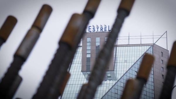 Bild 1 von 3: Hinter den Stahlstreben des Rohbaus zeichnet sich das Estrel-Hotel ab, das mit seinem Erweiterungsbau zum höchsten Hotel Deutschlands werden soll.