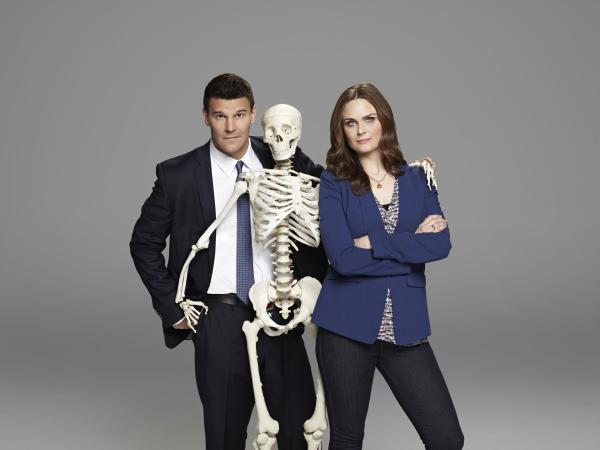 Bild 1 von 9: Seeley Booth (David Boreanaz, l.); Temperance Brennan (Emily Deschanel, r.)