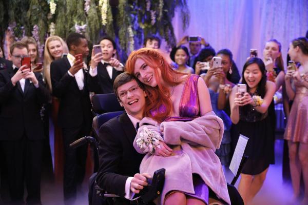 Bild 1 von 11: JJ DiMeo (Micah Fowler, l.); Cassidy (Bella Thorne, r.)