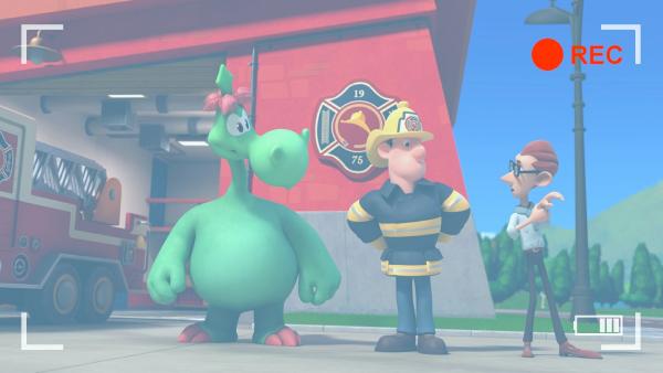 Bild 1 von 3: Grisu weiß ganz genau, was er filmen will: nämlich die Feuerwehr!