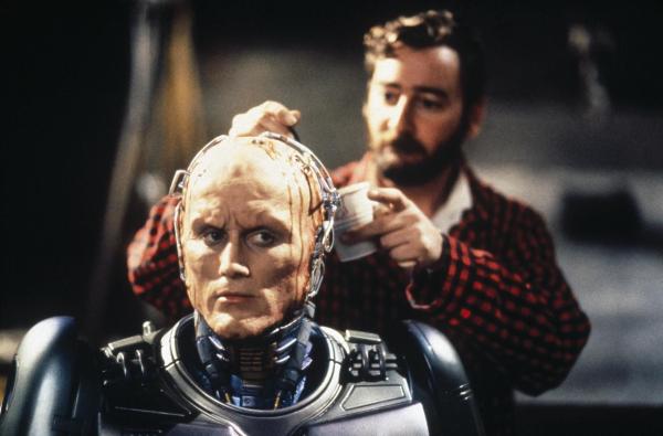 Bild 1 von 8: Bevor er seine Mission antreten kann, muss RoboCop (Robert John Burke, l.) noch einmal generalüberholt werden ...