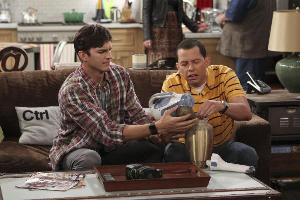 Bild 1 von 9: Haben einiges zu tun, um Charlie zurück in seine Urne zu bekommen: Alan (Jon Cryer, r.) und Walden (Ashton Kutcher, l.) ...