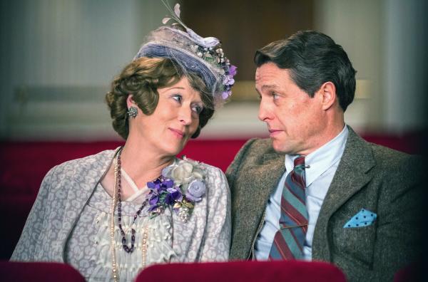 Bild 1 von 8: Florence (Meryl Streep) hat neue Pläne: Sie will vor großem Publikum in der Carnegie Hall auftreten. Ihr Ehemann St. Clair (Hugh Grant) versucht anfangs noch, sie vor einer Blamage wegen ihres schrillen Gesangs zu bewahren.