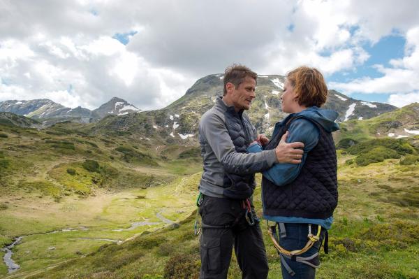 Bild 1 von 8: Im Bild: Carsten (Roman Knizka, l.) und Sabine Lechner (Muriel Baumeister, r.) geraten auf dem Berg immer mehr in Streit. Die Beziehung hängt am seidenen Faden.