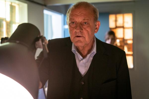 Bild 1 von 15: Georg Wilsberg (Leonard Lansink) findet ein geheimes Zimmer im Haus der Koratis. Viel Zeit, um seinen Fund genauer zu betrachten, hat er allerdings nicht: Katty Korati (Suzan Anbeh) hat Eindringling Wilsberg bereits bemerkt.