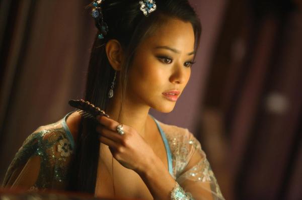 Bild 1 von 13: Um die Rettung seiner Geliebten Lady Silk (Jamie Chung) aus dem Pink Blossom finanzieren zu können, lässt sich der Schmied darauf ein, gefährliche Waffen herzustellen ...