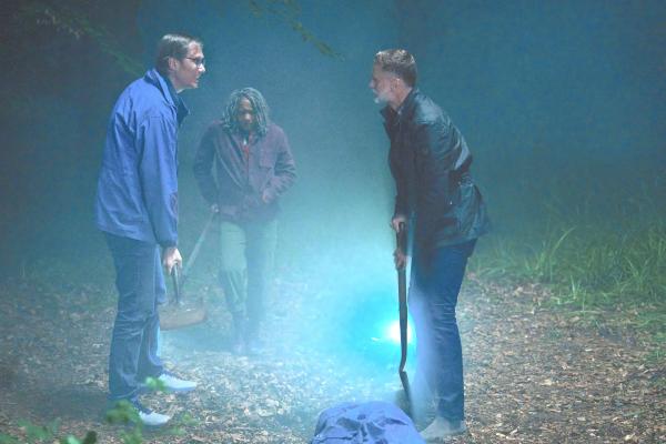 Bild 1 von 3: Greg (Stephen Merchant, l.), Myrna (Clare Perkins, M.) und John (Darren Boyd, r.) wollen die Leiche von Smiler verschwinden lassen.