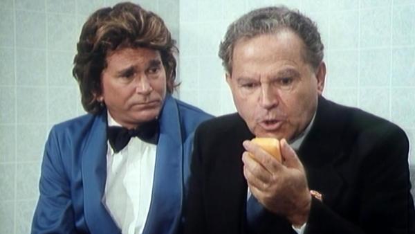 Bild 1 von 1: Jonathan (Michael Landon, l.) versucht Karpovich (Nehemiah Persoff, r.) zu überzeugen, ihm zu glauben