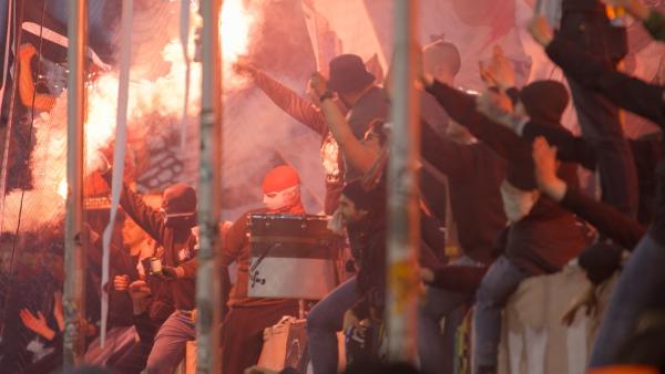 Bild 1 von 3: Millerntor Stadion von St. Pauli: Die Ultras geben alles für ihren Verein und nutzen verbotene Pyrotechnik, um die Stimmung im Fanblock anzuheizen.