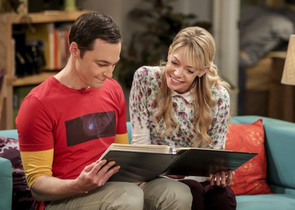 Bild 1 von 21: Schwelgen in alten Erinnerungen: Sheldon (Jim Parsons, l.) und seine alte Flamme Ramona (Riki Lindhome, r.) ...