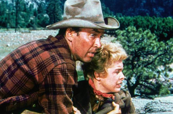 Bild 1 von 3: Während eines Schusswechsels nimmt Howard (James Stewart) Lina (Janet Leigh) in Schutz.
