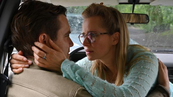 Bild 1 von 15: Pfarrer Josef Steinberger (Sebastian Klein, l.) und Laura Schober (Susanne Bormann, r.) sind heimlich ein Paar.