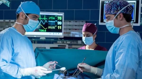 Bild 1 von 10: (v.l.n.r.) Dr. Niklas Ahrend (Roy Peter Link); Dr. Leyla Sherbaz (Sanam Afrashteh); Ben Ahlbeck (Philipp Danne)