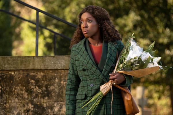 Bild 1 von 3: Jack Starbright (Ronke Adekoluejo) findet in einem anonymen Blumenstrauß eine mysteriöse Botschaft und begibt sich ahnungslos zu einem geheimen Treffpunkt.