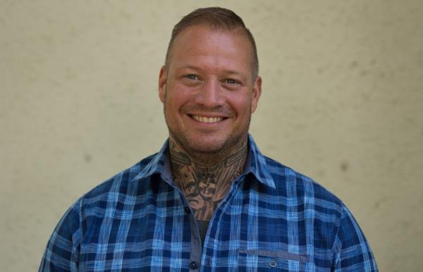 Bild 1 von 8: Philip Schlaffer gibt seine Erfahrungen als Hooligan und Rechtsextremer unter anderem bei Podiumsdiskussionen weiter.