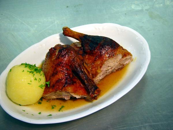 Bild 1 von 8: Ente mit Knödel.