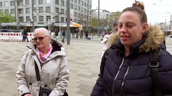 Bild 1 von 4: Bei Janine ist Abschied angesagt. Oma Karin (re,) fährt nach ihrem zehntägigen Besuch in Mannheim nach Berlin zurück, obwohl die Familie die 83-Jährige gern noch länger dabehalten würde.