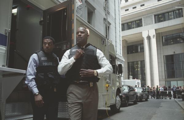 Bild 1 von 40: Der New York Cop Keith Frazier (Denzel Washington, r.) muss sich Anschuldigungen aus den eigenen Reihen erwehren, als er und sein Partner Bill Mitchell (Chiwetel Ejiofor, l.) zu einem Banküberfall in der Innenstadt gerufen werden. Dort müssen die Cops erkennen, dass der Bankräuber Dalton Russell einen perfekten Plan ausgetüftelt hat und auf alle Eventualitäten vorbereitet ist ...