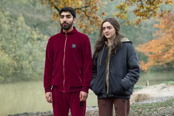 Bild 1 von 8: Nicky (Mawaan Rizwan, l.); Kim Noakes (Maisie Williams, r.)