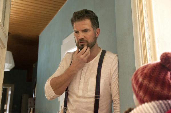 Bild 1 von 3: Paule (Chloé Heinrich) trifft ihren Onkel Sascha (Simon Böer) und wundert sich über seinen Bart.