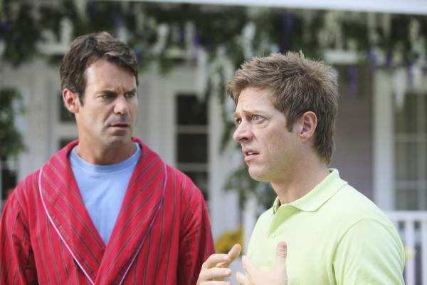 Bild 1 von 47: Bob (Tuc Watkins, l.) und Lee (Kevin Rahm, r.) stehen schockiert vor Susans Grundstück und warten darauf, dass der Krankenwagen die immer noch bewusstlose und strangulierte Julie in das Krankenhaus fährt. Wird Julie alles gut überstehen?