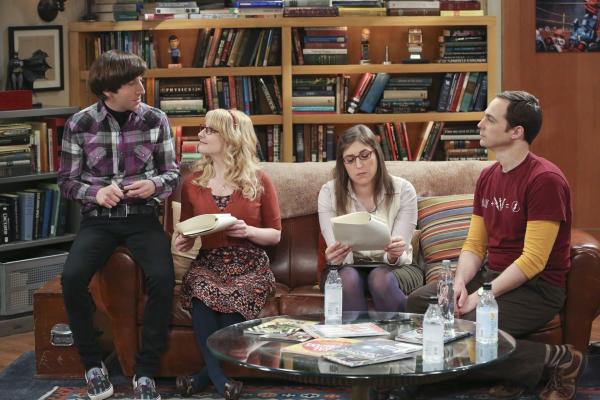 Bild 1 von 10: Howard (Simon Helberg, l.), Bernadette (Melissa Rauch, 2.v.l.), Amy (Mayim Bialik, 2.v.r.) und Sheldon (Jim Parsons, r.) diskutieren über den Vertrag, den Howard, Sheldon und Leonard unterschreiben sollen, um mit ihrer neuen Erfindung Erfolge erzielen zu können ...