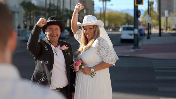 Bild 1 von 5: Nicoles und Saschas Ausflug nach Las Vegas endet mit einem überraschenden Heiratsantrag, und die beiden erneuern ihr Ehegelübde in einer waschechten Las Vegas-Hochzeit.