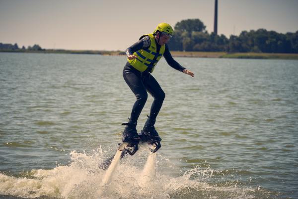 Bild 1 von 4: Lars (Sebastian Schwarz) macht den Anfang bei der Teambuilding-Aktion und steigt als erster auf das Flyboard.
