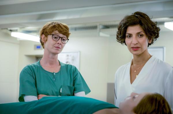 Bild 1 von 37: Im Bild: Branka Maric (Neda Rahmanian) und Pathologin Brigitta Stevic (Sarah Bauerett, re.) untersuchen die Mädchenleiche.