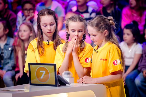 Bild 1 von 11: Das gelbe Team aus Graz in Österreich sucht konzentriert nach der richtigen Antwort.