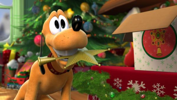 Bild 1 von 7: Voller Wärme wird erzählt, was Micky, Donald, Goofy und Co. in der schönsten Zeit des Jahres erleben! Bei dem Versuch, ihren Namen auf die Liste des Weihnachtsmannes zu setzen, stellen Tick, Trick und Track die gesamte Weihnachtsgeschenk-Produktion auf den Kopf. Jetzt müssen die drei Strolche selbst kräftig anpacken, damit noch rechtzeitig alle Päckchen ausgeliefert werden. Goofys Sohn Max bringt zum ersten Mal seine Freundin zum großen Weihnachtsfest mit nach Hause. Mit großer Begeisterung ist Papa Goofy dabei, einen besonderes herzlichen Empfang für die beiden vorzubereiten. Aber bei so einem Vater ist Chaos vorprogrammiert und Max möchte viel lieber im Erdboden versinken...