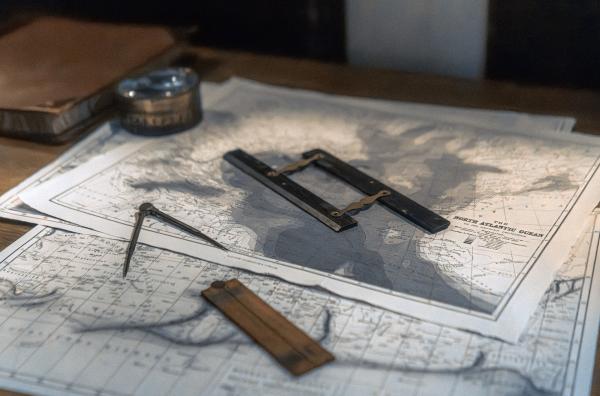 Bild 1 von 2: Auf ihrer Jungfernfahrt nach New York versinkt die als unsinkbar geltende \