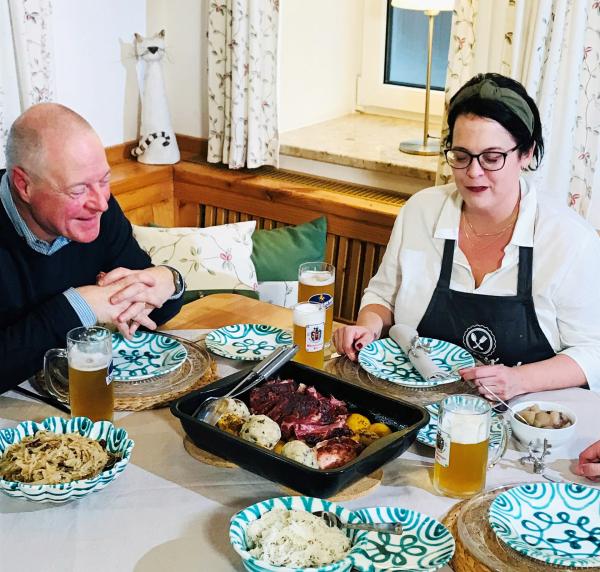 Bild 1 von 3: Brauerei-Chef Georg Raschhofer und die Mosauerin (Astrid Aichinger) beim Bierbratl-Philosophieren.